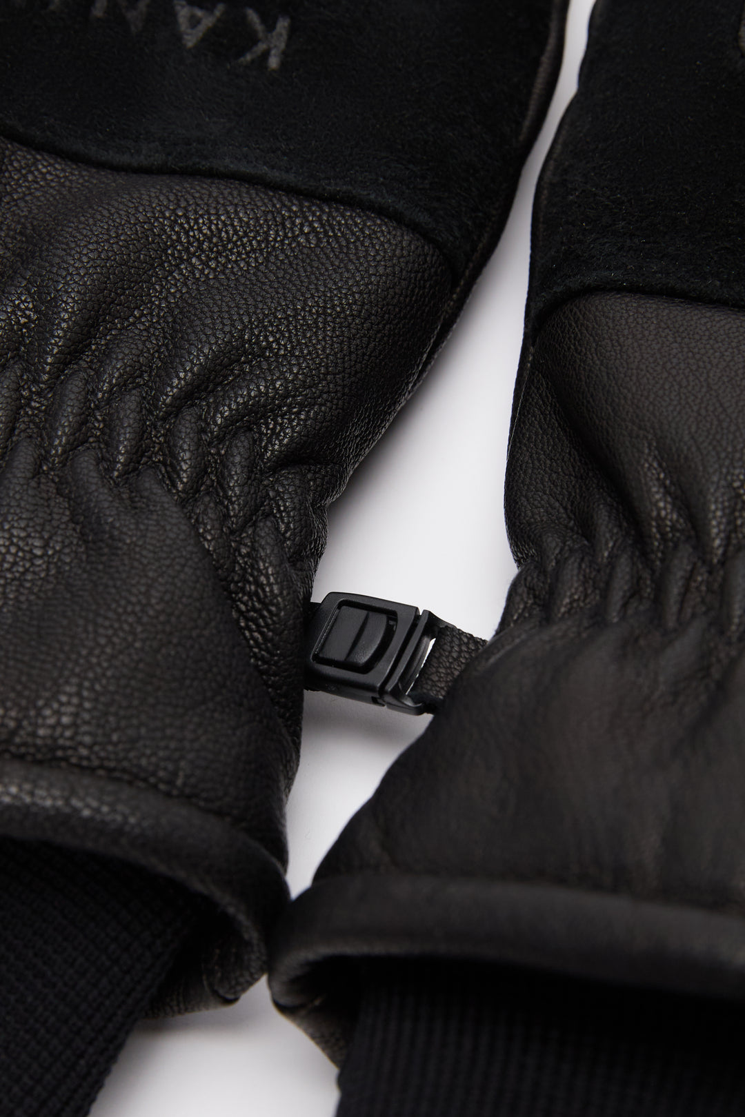 Notoro Gloves in Black